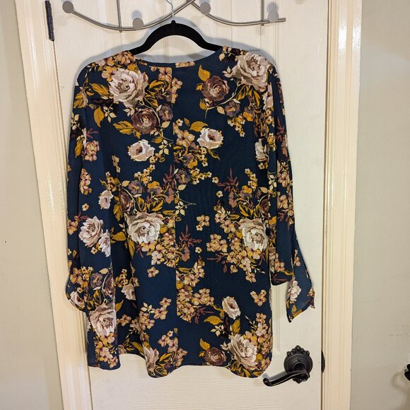 In Every Story Women's Floral Top Sz. X Blue Floral - Picture 2 of 11